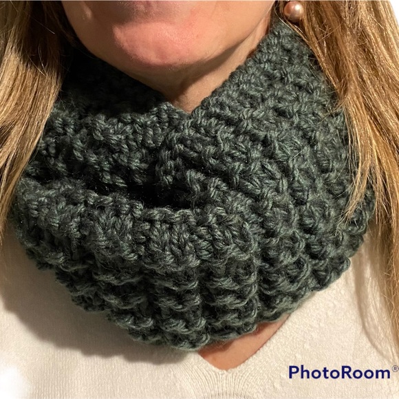 🧶🧶 HAND KNIT NECK WARMER. GREAT STOCKING STUFFER. COZY WARM AND COMFY - Picture 2 of 3